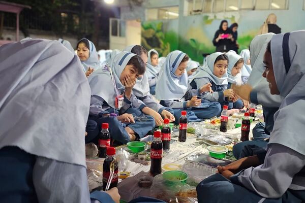 برپایی سفره افطار برای روزه اولی‌ها در دبستان دخترانه ام‌البنین شهرری