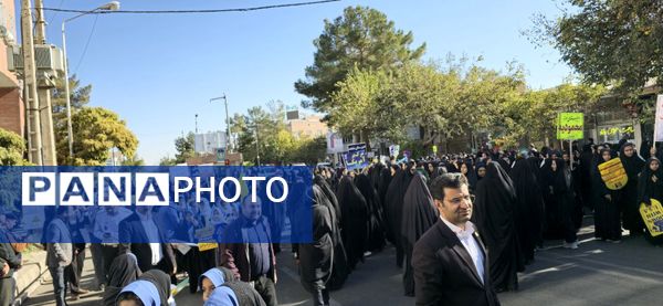 حضور دانش آموزان و آحاد مردم شریف منطقه رضویه در راهپیمایی 13آبان