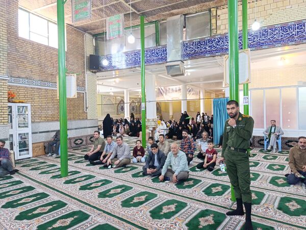 اهدای هدایای متبرک به نمازگزاران سفیددشت
