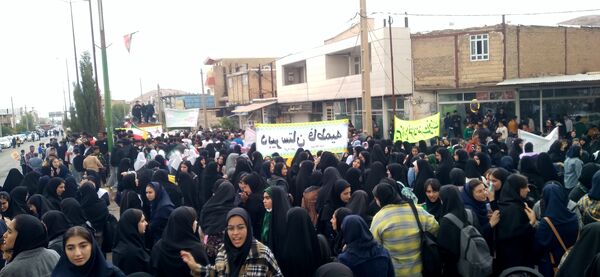 دانش‌آموزان شهرستان دره شهر در روز دانش‌آموز، شعارهای ضد استکباری سر دادند