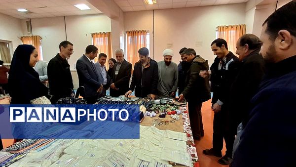 بازدید مسئولان و دانش‌آموزان از نمایشگاه دستاوردهای هنرستان بنت‌الهدی صدر