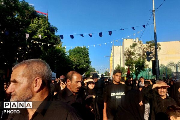 دسته عزاداران تهرانی به مناسبت شهادت امام حسین (ع)