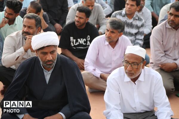 طنین نماز عید قربان در بقعه متبرک امامزاده شاه قطب‌الدین حیدر (ع) رودان