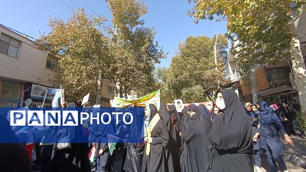 حضور پرشور دانش آموزان شهر محلات در راهپیمایی ۱۳ آبان در شهر محلات 