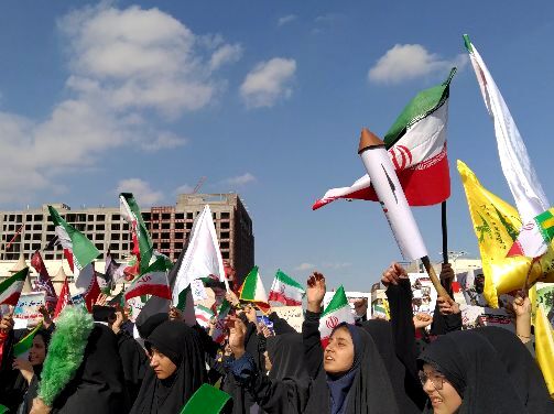  راهپیمایی  روز دانش آموز در مشهد با قلب هایی از جنس عزای حضرت فاطمه (س)
