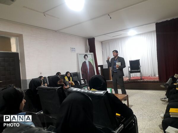 بازدید دانش آموزان  آموزشگاه تکتم از نمایشگاه کانون امام خمینی (ره) 