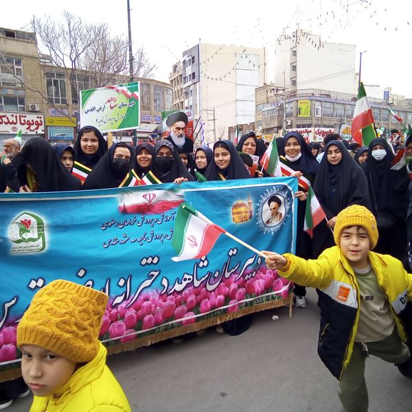 حضور دانش‌آموزان مدرسه شاهد ارض اقدس ناحیه ۳ در راهپیمایی ۲۲ بهمن