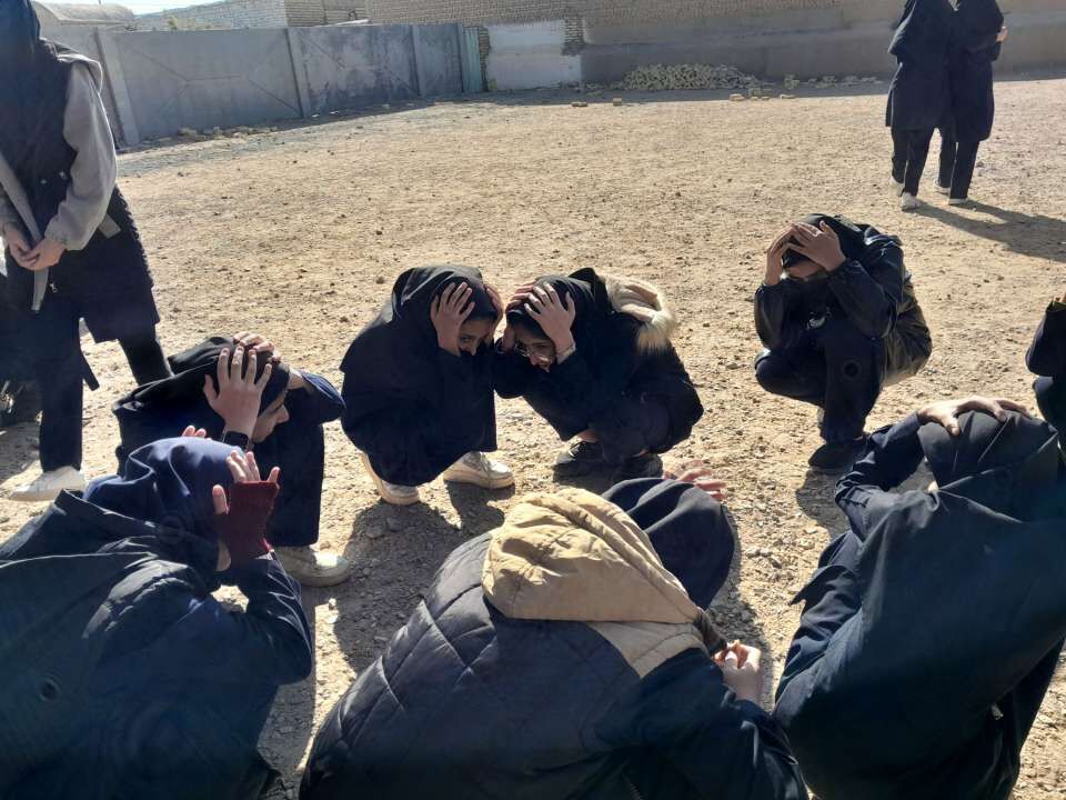 مانور زلزله در دبیرستان مادرمهربان خلیل آباد