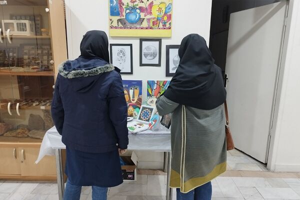 نمایشگاه دست سازه‌های هنری دانش‌آموزان در پژوهش سرای بصیرت 2 ناحیه 2 شهرری 