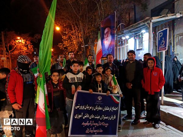 رمز موفقیت پیروزی ایران اتحاد مردم با نیروی مسلح است 