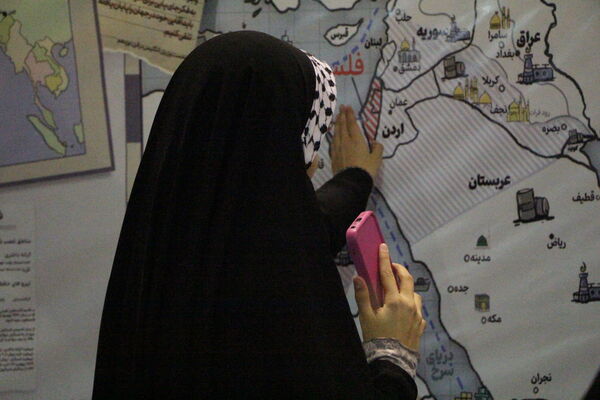 نمایشگاه شادمانه نور در یزد