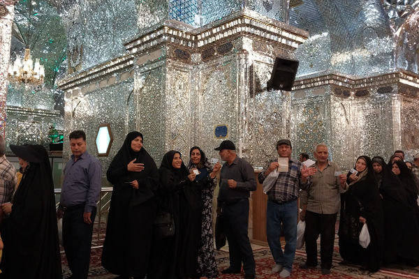 شاهچراغ مملو از مردمی که برای انتخابات حضور پیدا کردند