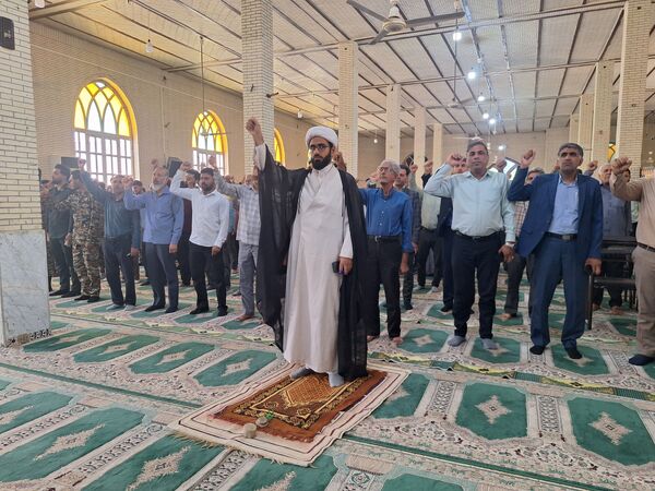 برپایی میز خدمت ادارات شهرستان حاجی آباد در نماز جمعه به‌مناسبت هفته دولت