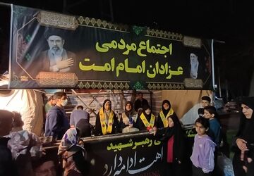 نوجوانان خرم‌آبادی با برپایی موکب دانش‌آموزی حال‌وهوای مراسم را گرم کردند