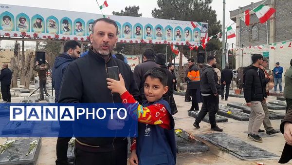 مراسم عطرافشانی مزار شهدا با حضور پرشکوه نوجوانان دهه نودی