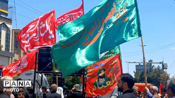  برافراشته شدن پرچم های «یالثارات‌الحسین» بر دوش عزاداران حسینی کامیاران