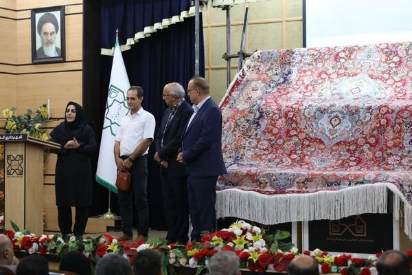 رونمایی از نخستین فرش صادراتی شهریار در اولین همایش بزرگ اندیشه
