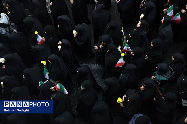 تشییع پیکرهای ۱۰۰ شهید گمنام از مقابل دانشگاه تهران