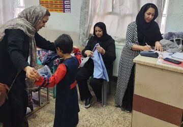 اندازه‌گیری و توزیع لباس فرم دانش‌آموزان در دبستان خورسندیان