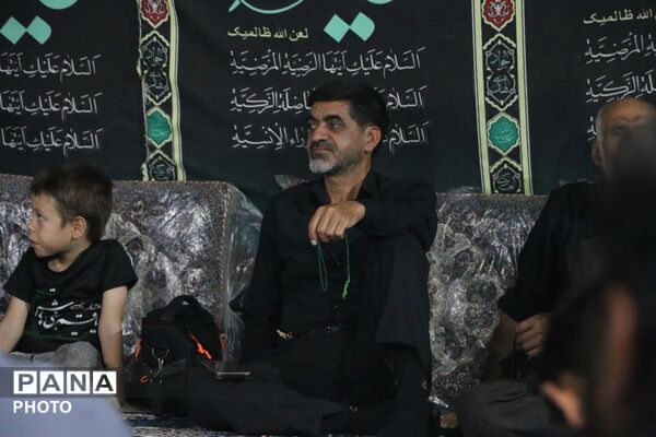روضه‌خوانی کنار ریل قطار یزد؛ آیینی متفاوت در مسیر عبور شهروندان