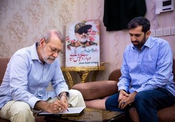 لاریجانی به دیدار خانواده‌های شهیدان محرابی و شادمانی رفت