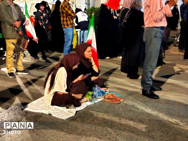 خانوادگی پای کار انقلابیم