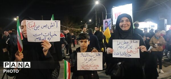 حضور دهه‌نودی‌ها در راهپیمایی میدان شهرداری ساوجبلاغ