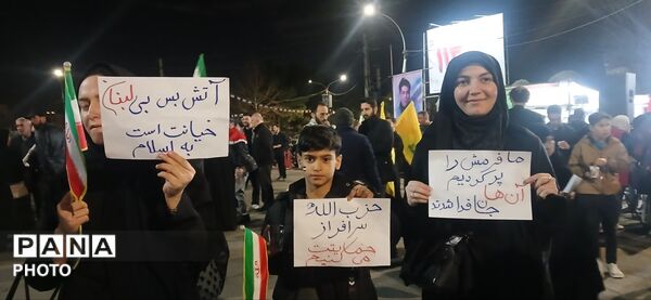 حضور دهه‌نودی‌ها در راهپیمایی میدان شهرداری ساوجبلاغ