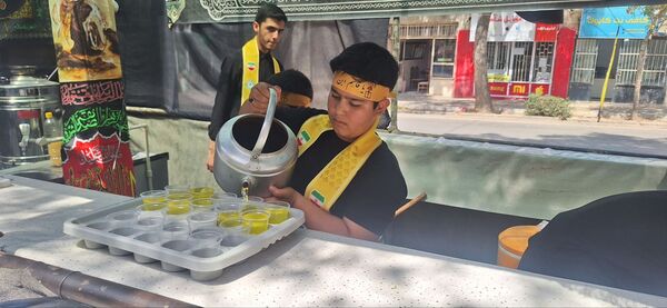 پذیرایی موکب سازمان دانش‌آموزی شهرستان اسفراین از عزاداران امام حسین (ع)