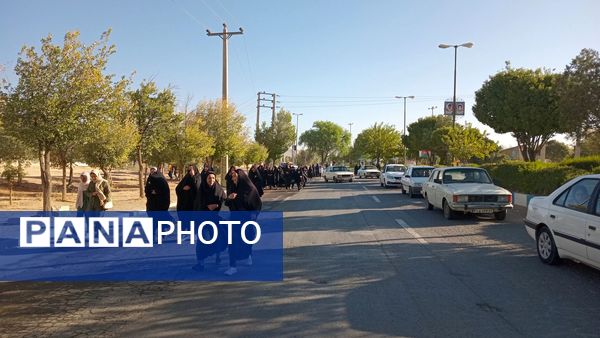 پیاده‌روی خانوادگی به‌مناسبت هفته دفاع مقدس