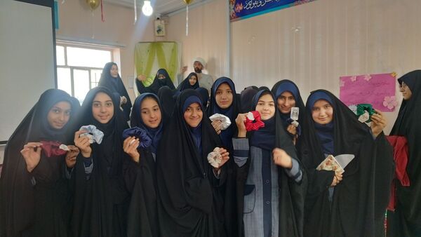 روز شاد و خاطره‌انگیز دانش‌آموزان در دبیرستان شاهد تکتم
