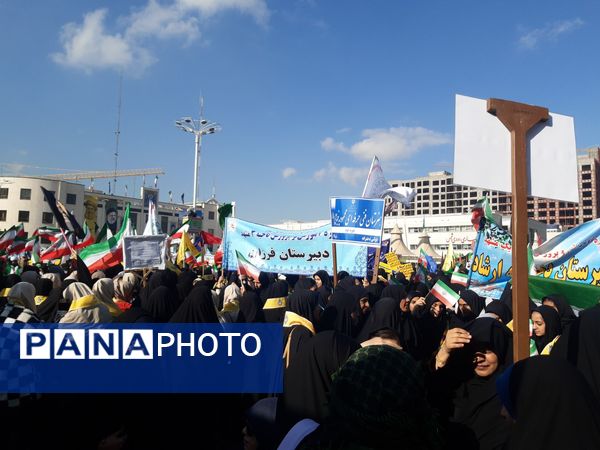 حضور پرشور دانش آموزان مشهد مقدس در راهپیمایی یوم‌الله ۱۳ آبان 