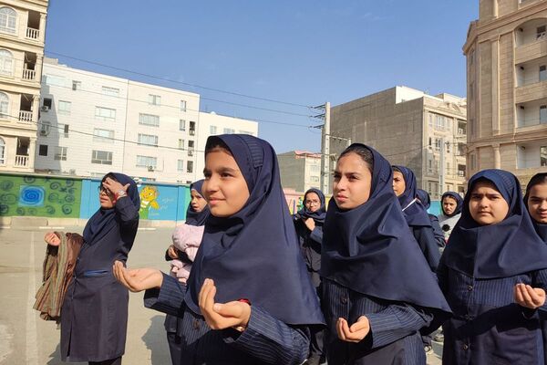 شور وشوق دانش‌آموزان در برنامه صبحگاهی مدرسه مریم بهارستان دو