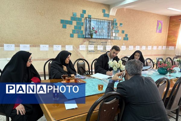 ارزیابی کیفیت آثار دانش آموزان در بازدید معاون پرورشی اسلامشهر از دبیرخانه مسابقات فرهنگی هنری "فردا"