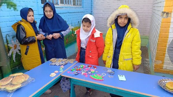 برپایی بازارچه درون مدرسه‌ای در دبستان ربابه هاشمیان یزدی شیروان