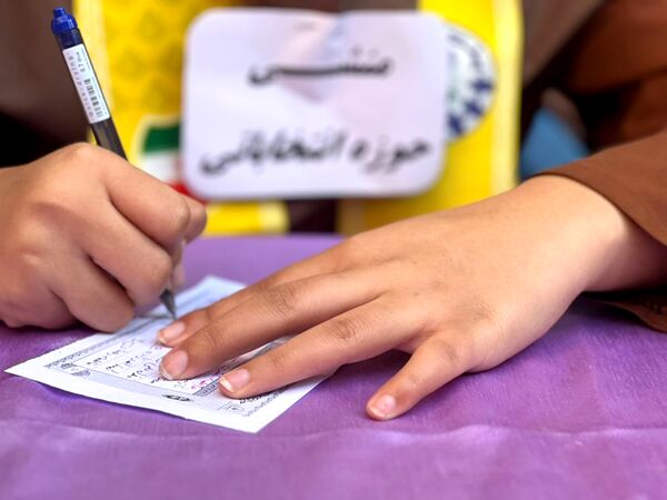 انتخابات پرشور شورای دانش‌آموزی در مدرسه صالح ادیب