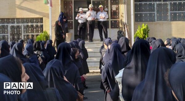  تجلیل از حافظان نظام در دبیرستان شاهد الیگودرز