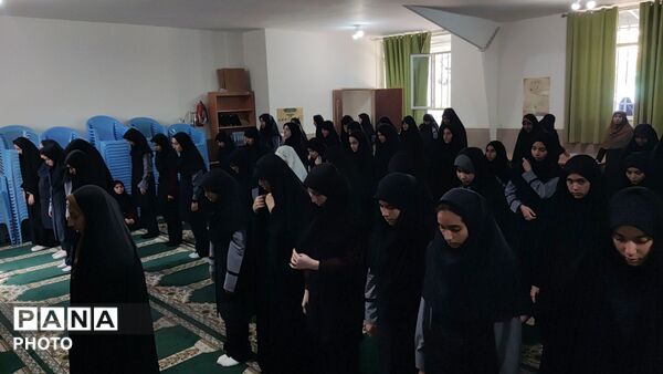 اولین نماز جماعت در روز اول مدرسه دخترانه امام حسین (ع) نیشابور 