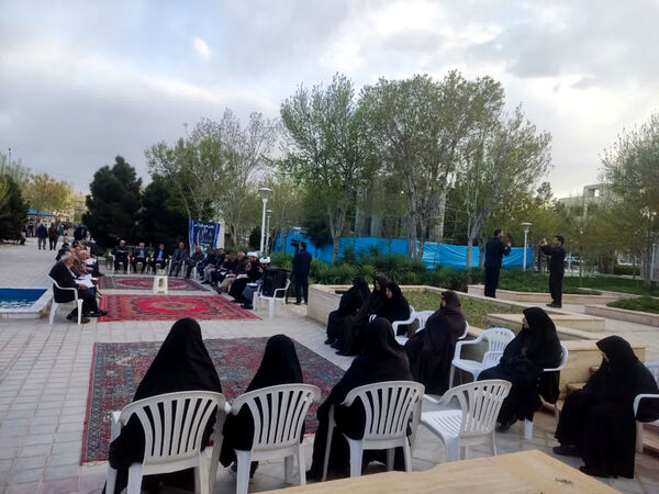 محفل جزء‌خوانی قرآن کریم در بوستان‌های قم