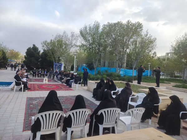 محفل جزء‌خوانی قرآن کریم در بوستان‌های قم