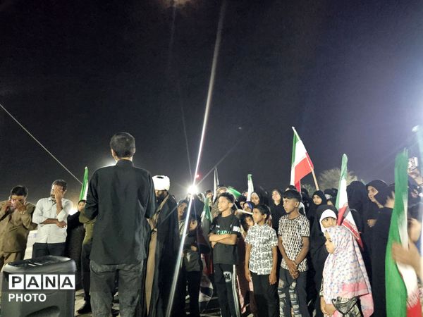 جلوه معنوی در سندرک؛ پرچم متبرک حرم اباعبدالله (ع) و عبای رهبر معظم انقلاب در تجمع مردمی