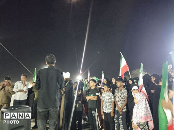 جلوه معنوی در سندرک؛ پرچم متبرک حرم اباعبدالله (ع) و عبای رهبر معظم انقلاب در تجمع مردمی