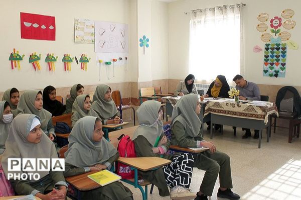 ارزیابی معلمان و انتخاب معلم نمونه در مدرسه دخترانه عارفین