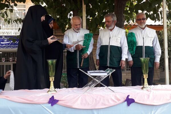  محفل انس با قرآن با حضور خادمین حرم مطهر امام رضا(ع) در مدرسه حضرت زینب(س) ناحیه یک شهرری