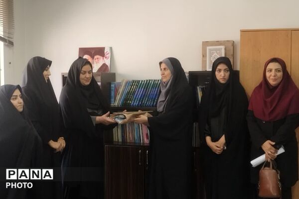  آیین کاشت نهال امید به یاد شهدای دانش‌آموز جنگ رمضان در دبیرستان فتح المبین شهرری 