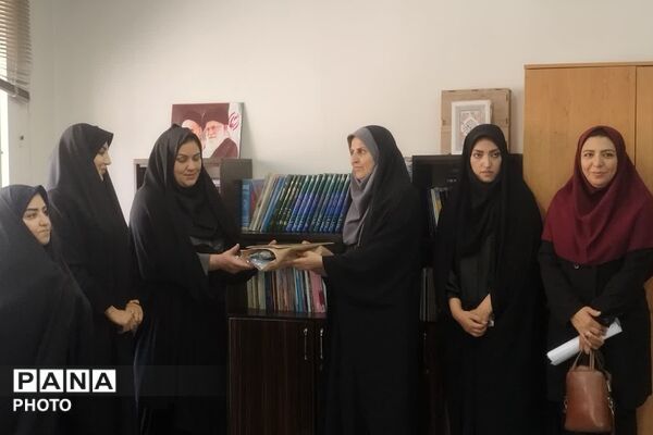  آیین کاشت نهال امید به یاد شهدای دانش‌آموز جنگ رمضان در دبیرستان فتح المبین شهرری 