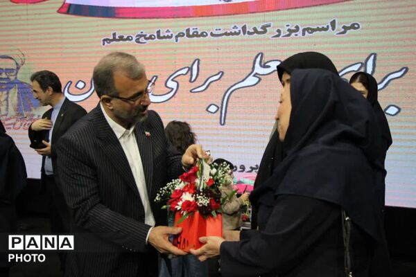 همایش تجلیل از معلمان در ساری