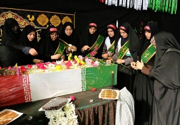 مراسم بزرگداشت شهید گمنام «قهرمانی ناآشنا» در دبیرستان احمدی روشن فردیس