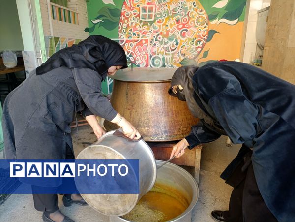 طنین همدلی در دهه فاطمیه، توزیع آش نذری در میان دانش‌آموزان دبیرستان دکتر جواد حداد ۲