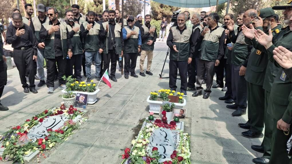 فرهنگیان منطقه ۱۴ تهران به سرداران شهید جنگ ۱۲ روزه ادای احترام کردند